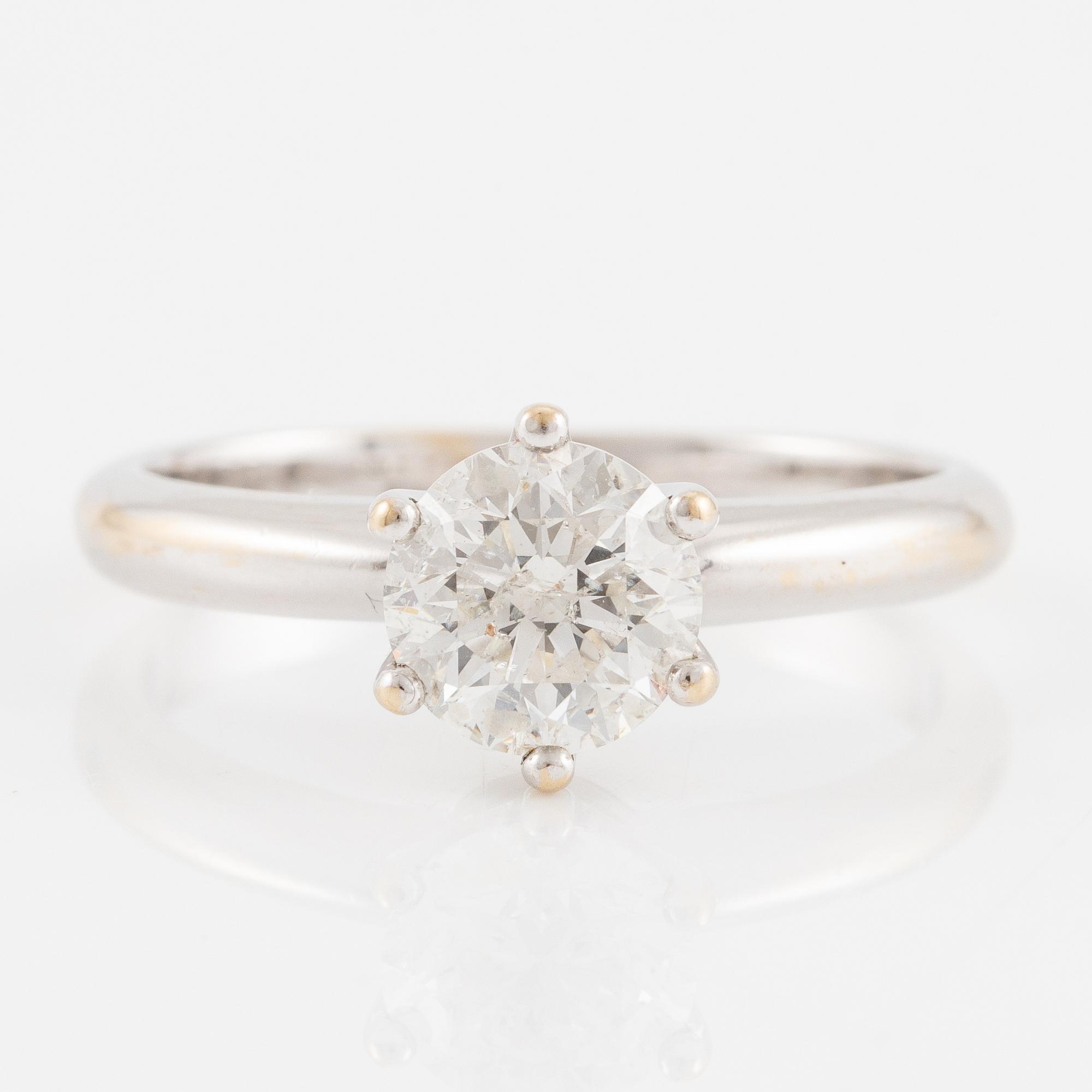 Ring 18K vitguld med briljantslipad diamant.