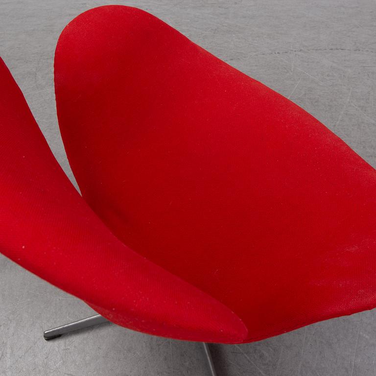 Arne Jacobsen, fåtölj, "Svanen", för Fritz Hansen Danmark, formgiven 1958.