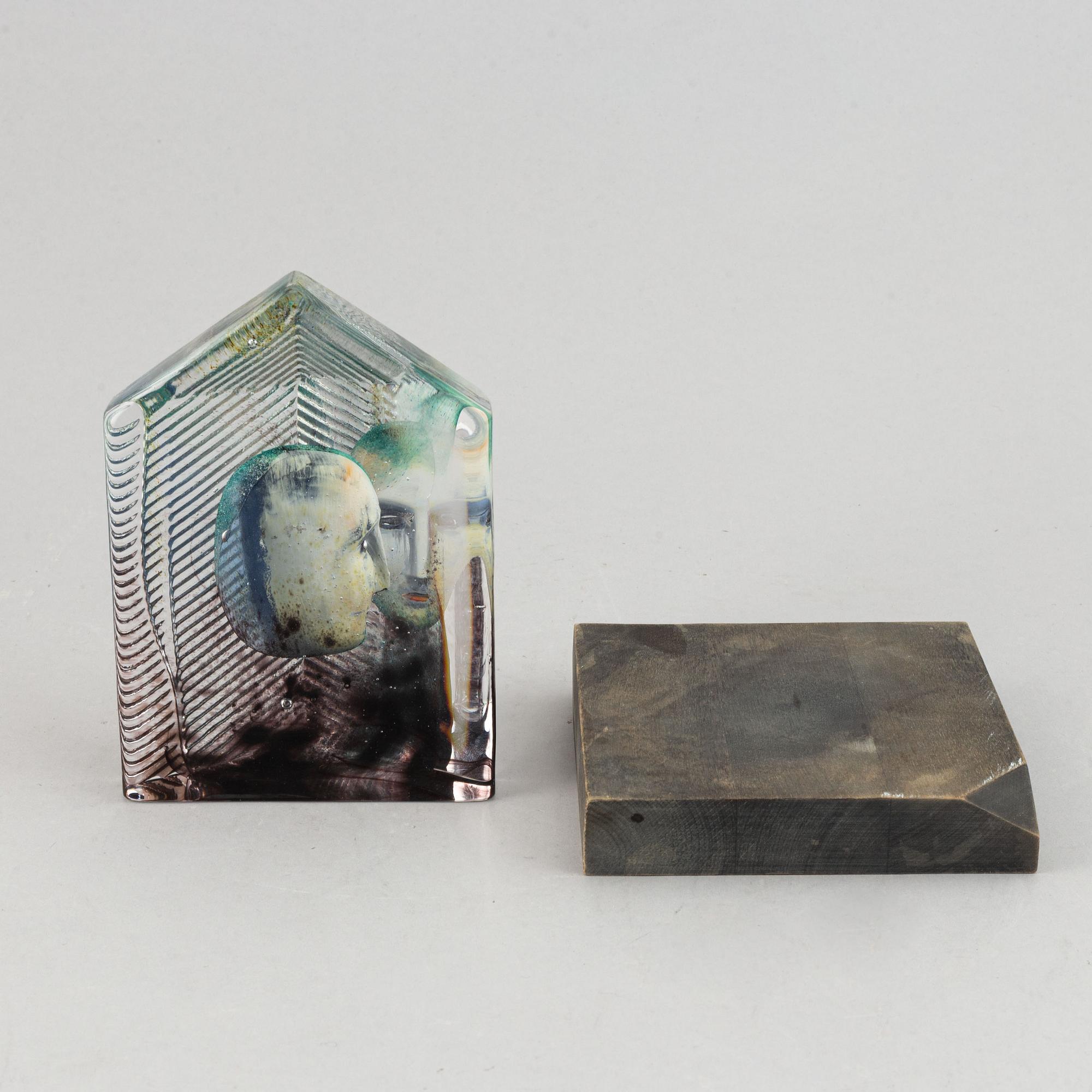 Bertil Vallien, a glass sculpture, numbered 8BV ATT 999021/500, and signed  B. Vallien.