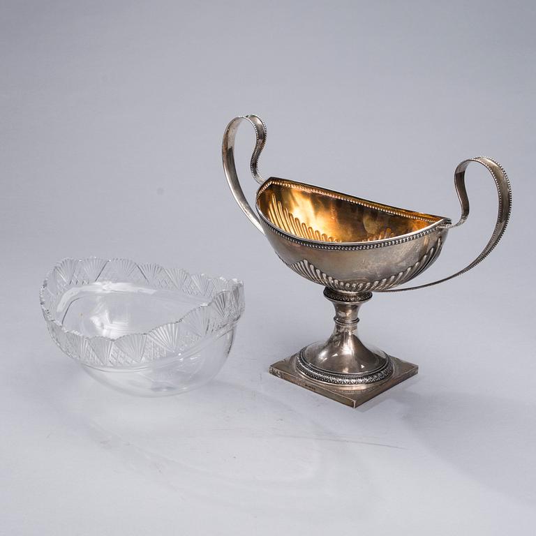 JARDINJÄR, silver och glas, gustaviansk stil, Åbo 1918. Silvervikt 887,7 g.