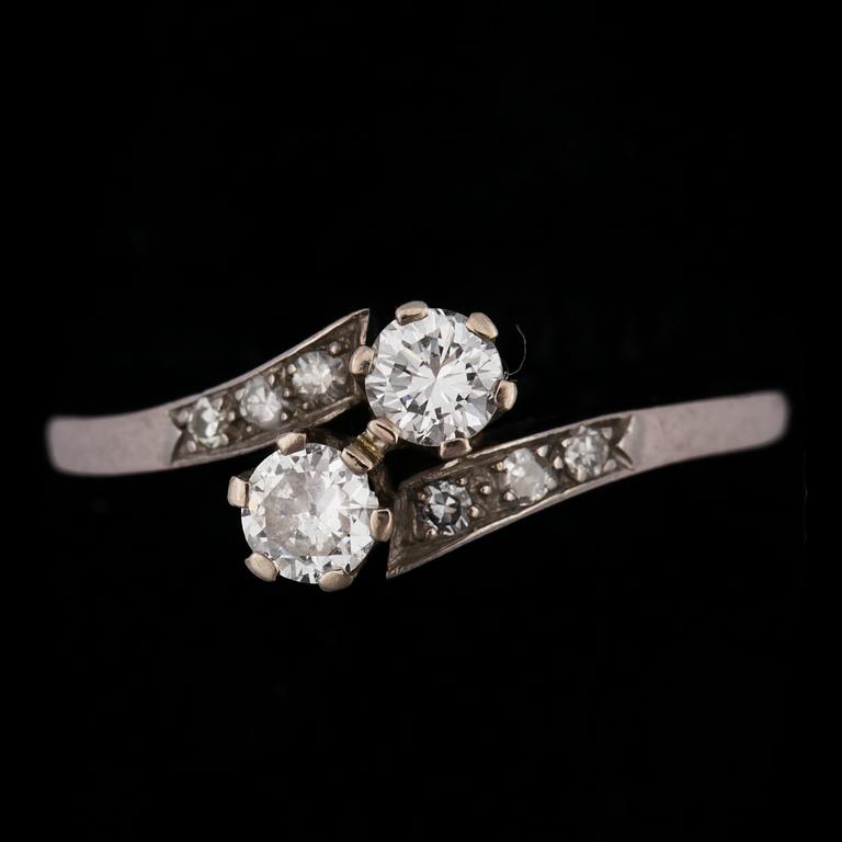 RING, syskonring, 18k vitguld med två briljantslipade diamanter tot ca 0,32 ct. Vikt ca 2,8 gram.
