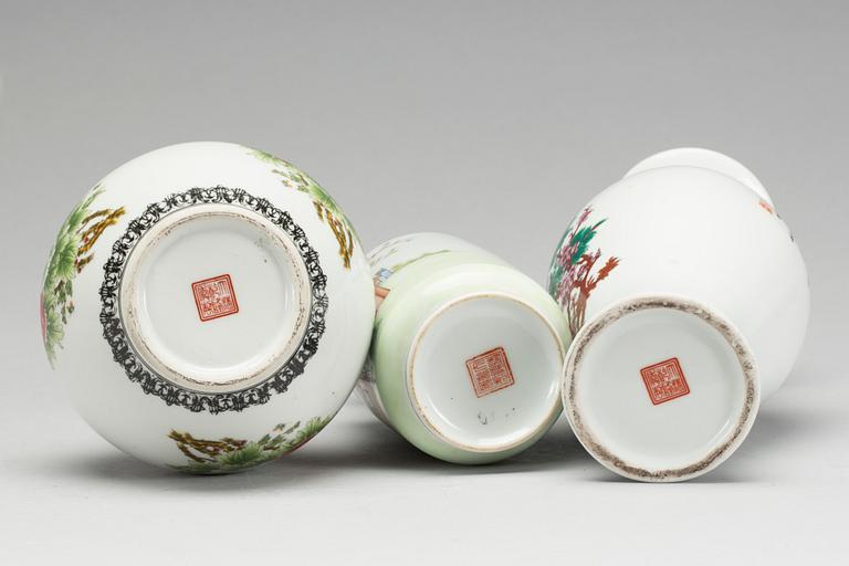 VASER, 3 st, porslin, Kina omkring 1900-talets mitt.