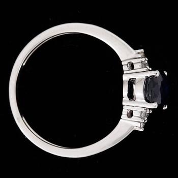 RING, 9k vitguld med oval safir. Vikt ca 2,2 gram.
