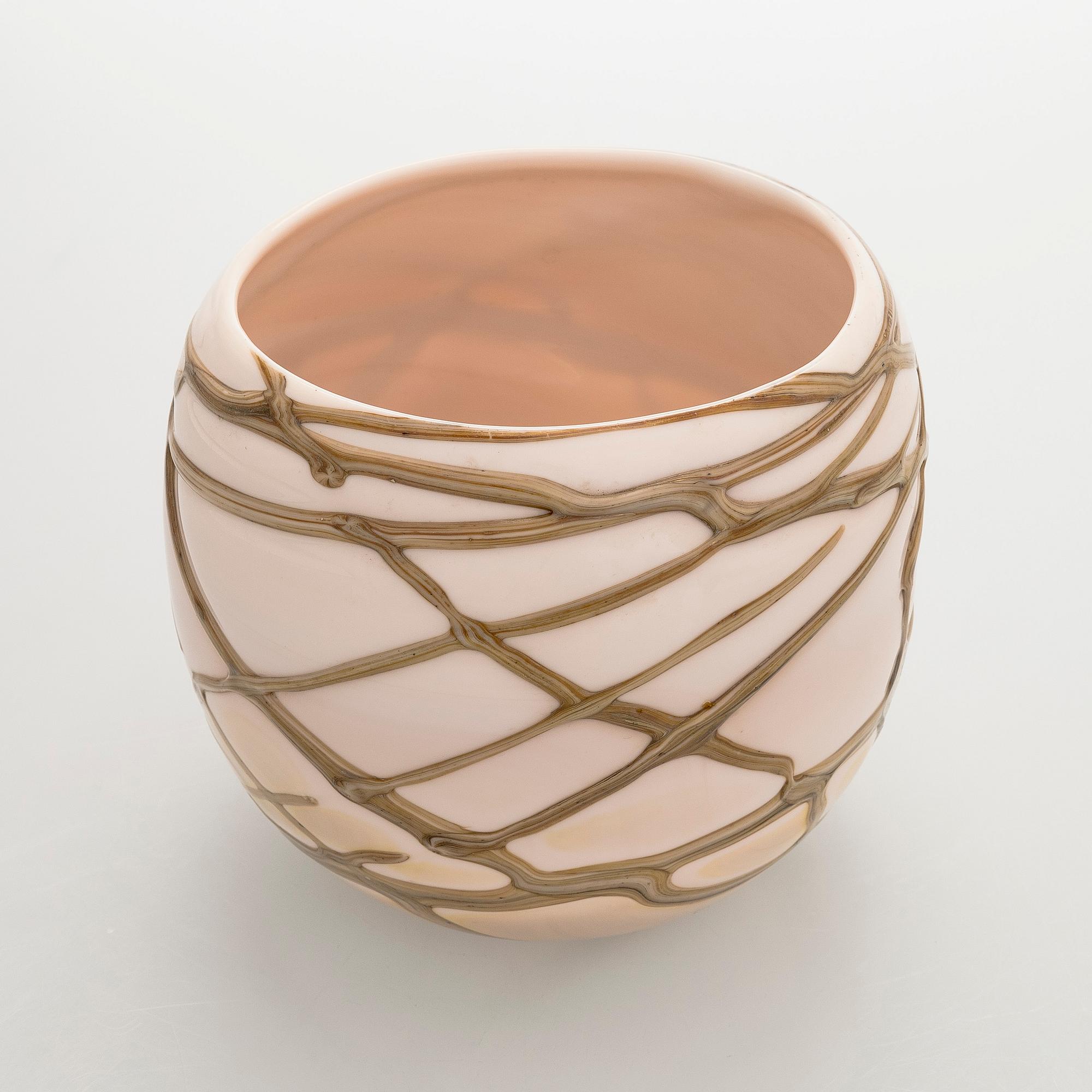 Heikki Orvola, A unique glass bowl, signed Heikki Orvola Nuutajärvi Notsjö, 1978/1979.