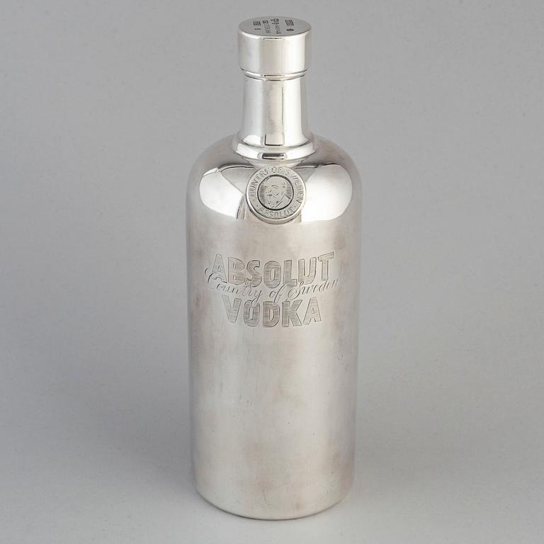 VODKAFLASKA OCH TVÅ SKEDAR, sterlingsilver, 1900-talets slut. Dustbag medföljer.
