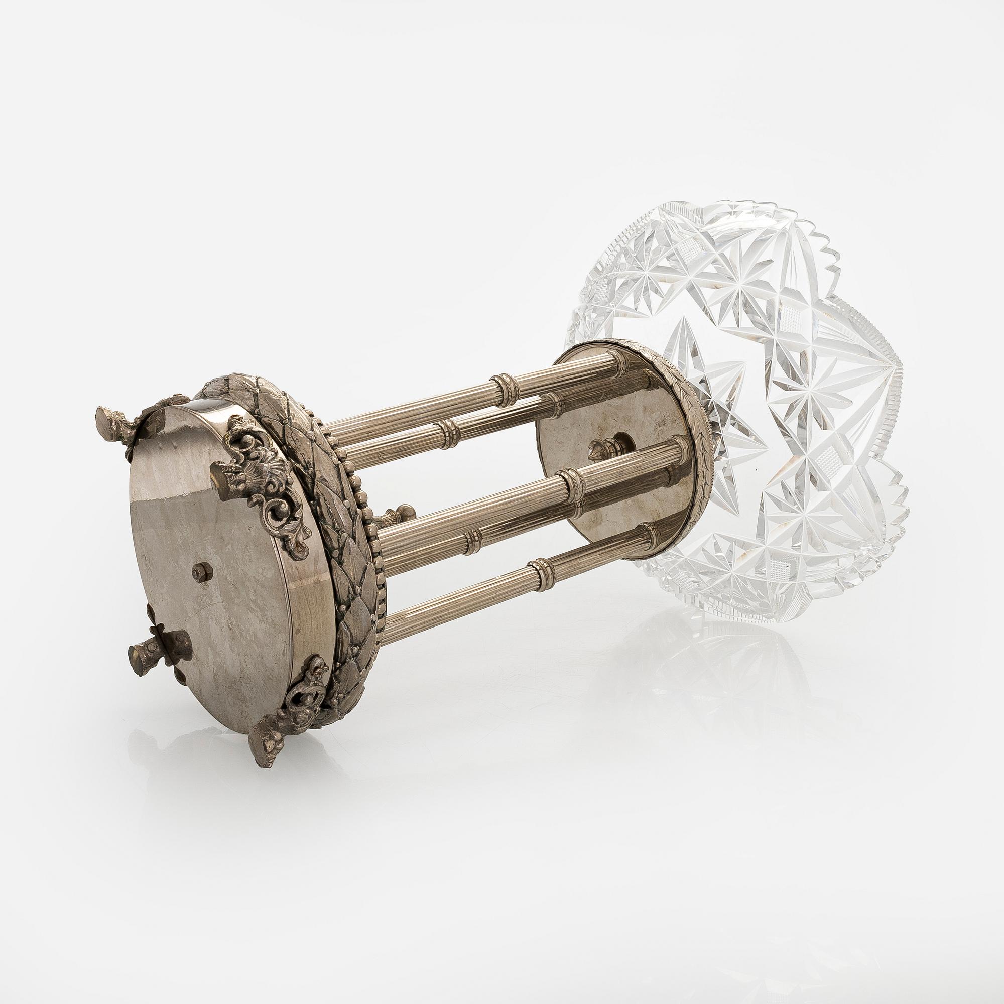 Tarjoilumalja, valkometallia ja kristallia, 1900-luvun alku.