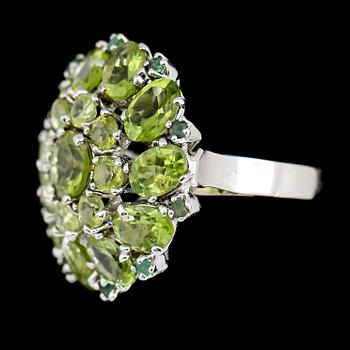 COCKTAILRING, 925 sterlingsilver, gröna peridoter.
