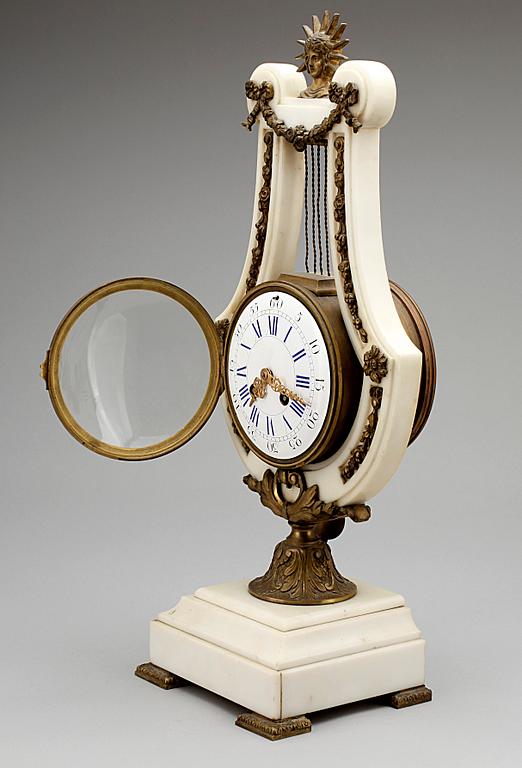 BORDSPENDYL, Louis XVI-stil, 1900-talets början.