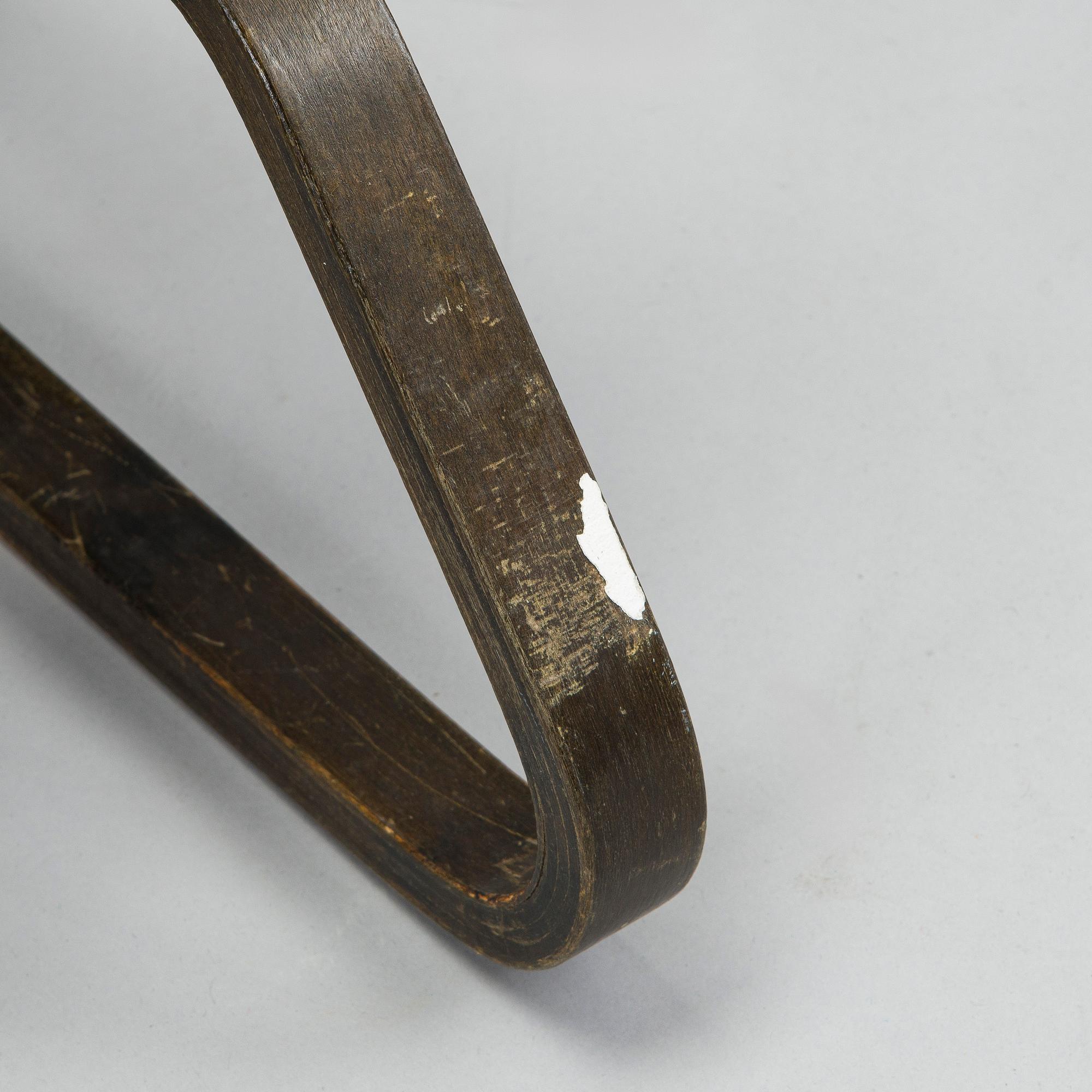 Alvar Aalto, hattuhylly / naulakko, malli 113, O.Y. Huonekalu-ja Rakennustyötehdas A.B. 1930-luvun alku.