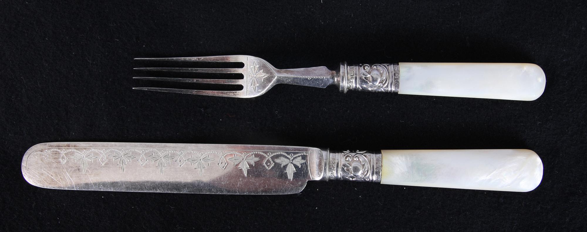 FISKBESTICK, 24 delar, vitmetall, silver och pärlemor, Henry Wigfull, Sheffield, England 1906.