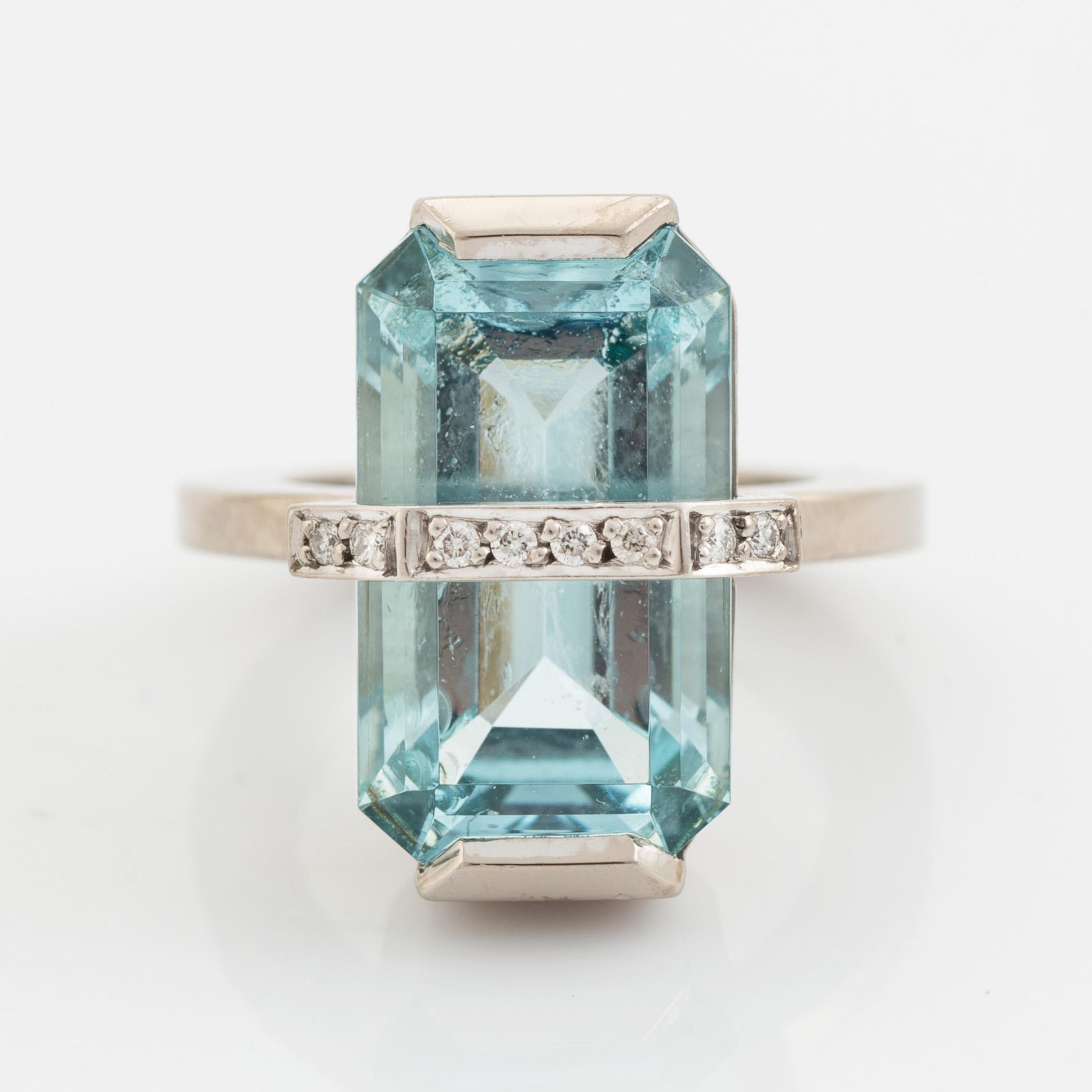 Efva Attling, "bend over ring", cocktailring med akvamarin och briljantslipade diamanter.