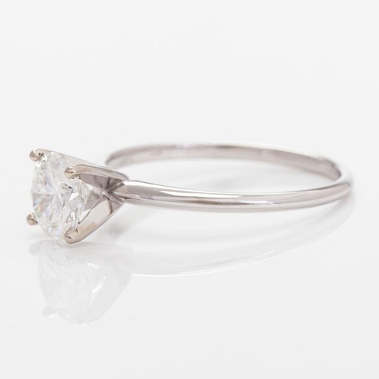 Ring, 14K vitguld, med briljantslipad diamant ca 1.02 ct. Med GIA certifikat.