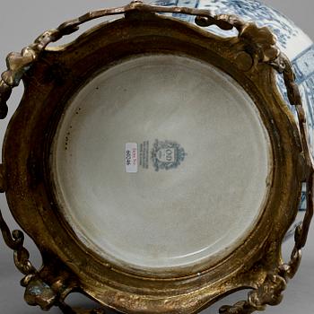 GOLVURNOR MED LOCK, ett par, porslin, Kina, Modern tillverkning.