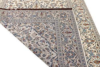 A Kashan carpet, c. 290 x 197 cm.