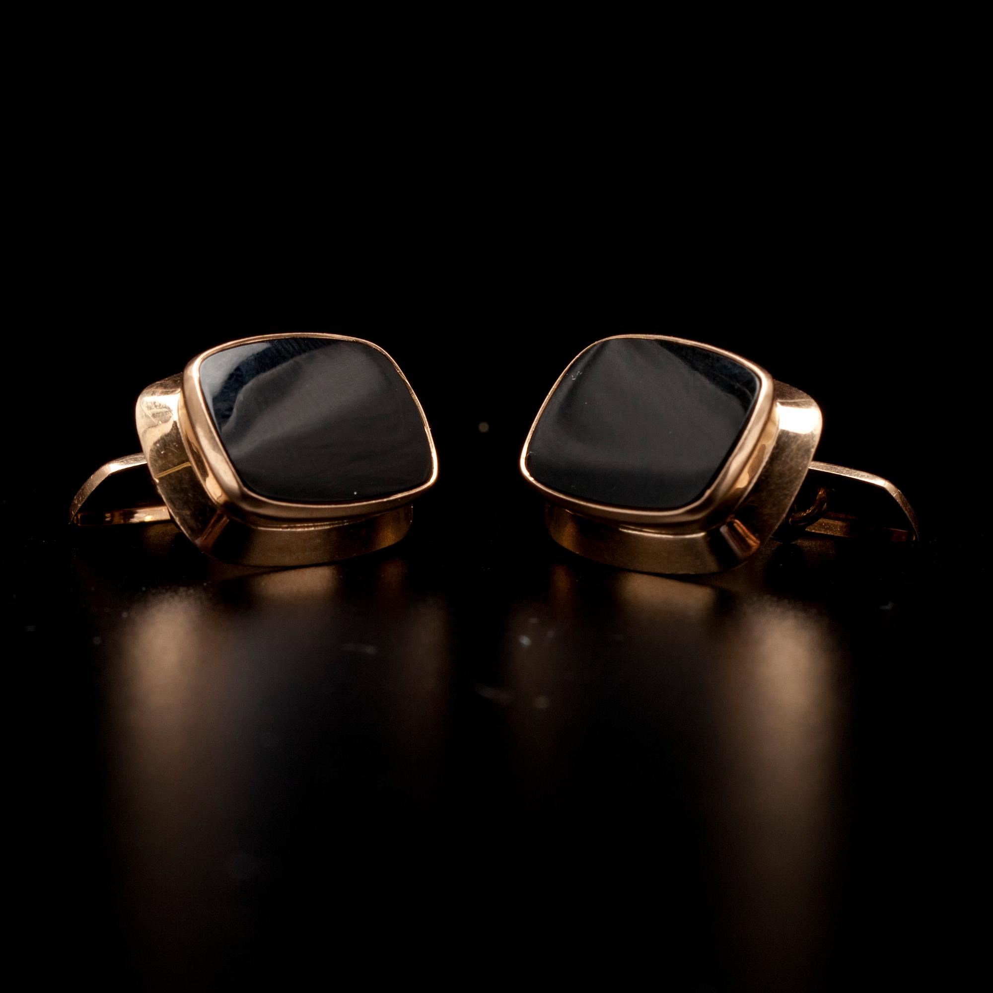 MANSCHETTKNAPPAR, 2 par, guld 14K, hematit och onyx, finska stämplar 1960-tal. Vikt 16,2 g.