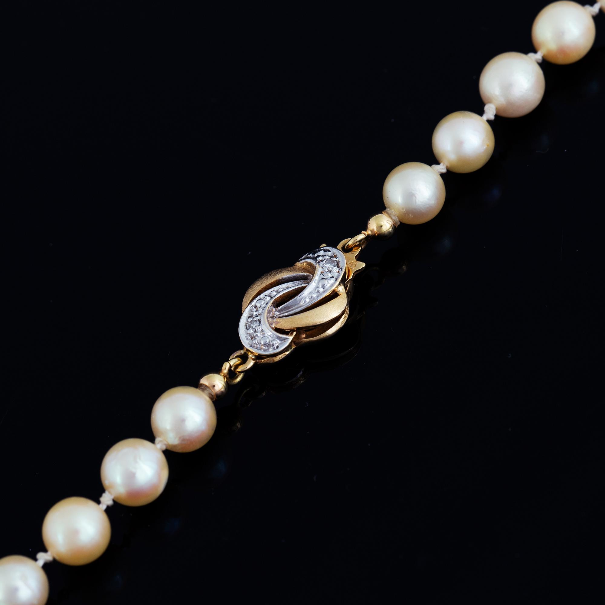 Cultured pearl necklace, clasp 18K gold with eight-cut diamonds.