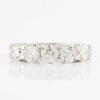 Ring halvallians 18K vitguld med fem briljantslipade diamanter.