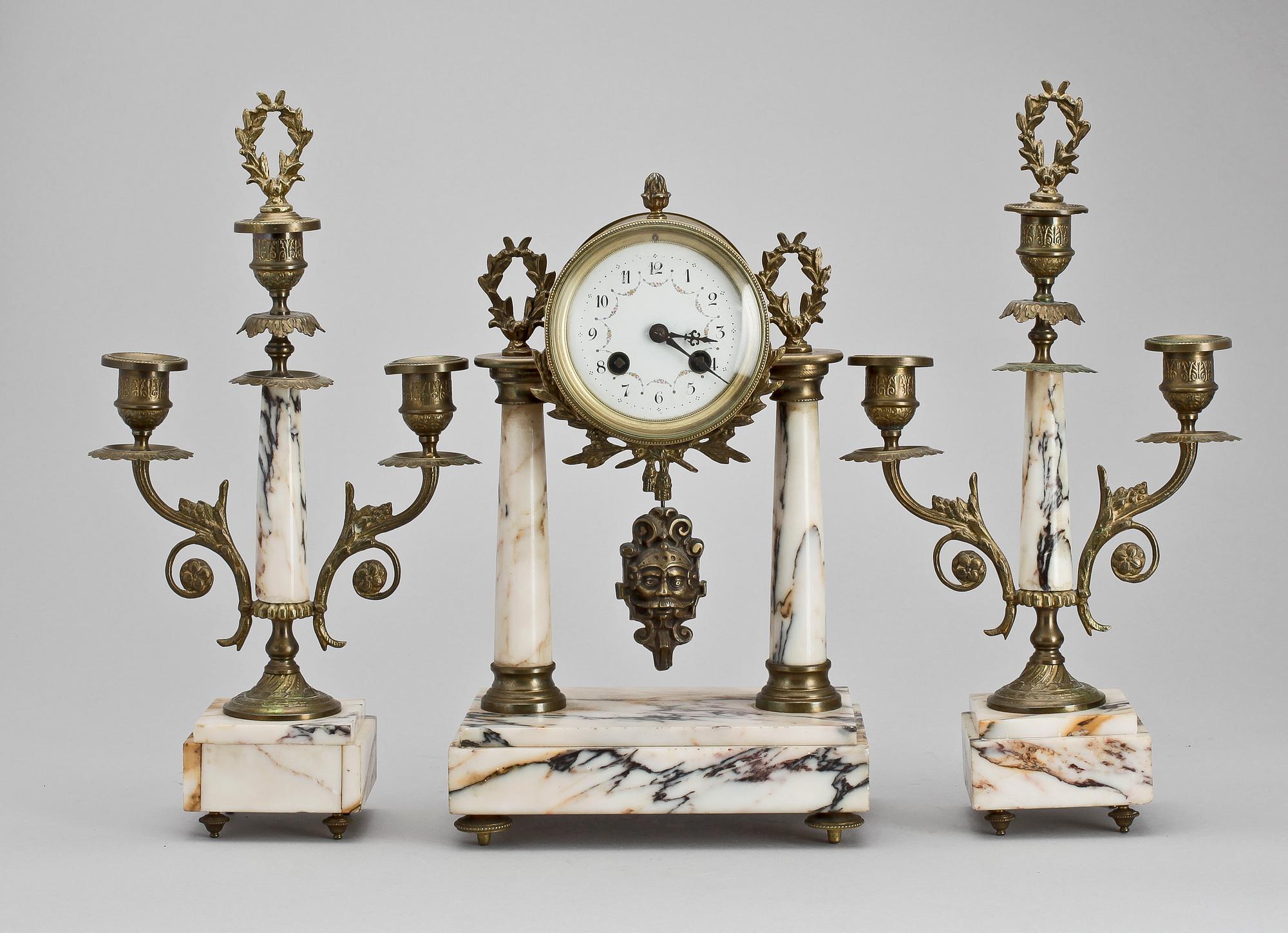 BORDSGARNITYR, 3 delar. Pendyl samt ett par ljusstakar. Louis XVI-stil, Japy Frere, 1900-talets första fjärdedel.