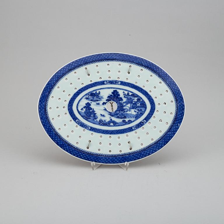 A blue and white export fish dish with inlay, Qing dynasty, Jiaqing (1795-1820).