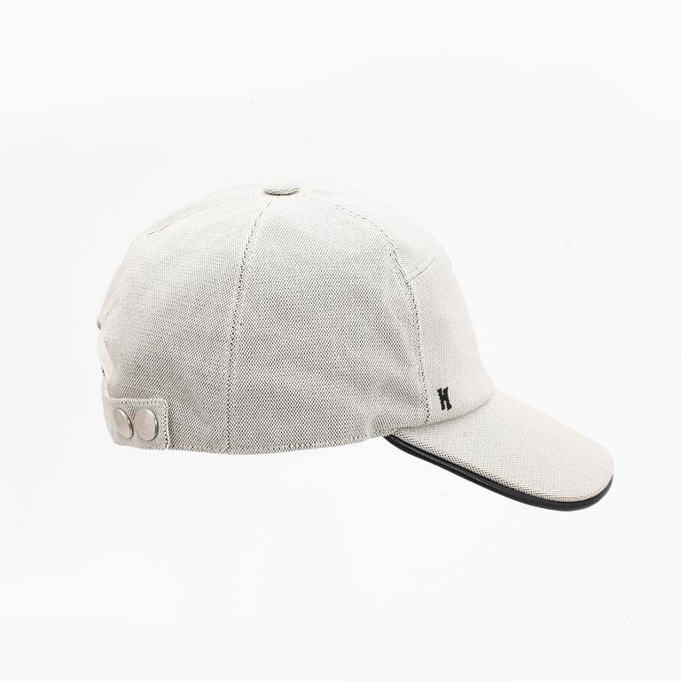 HERMÈS, a grey hat.