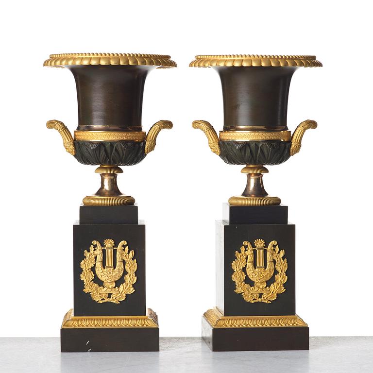 A pair of French Empire urns, beginning of 19th century.