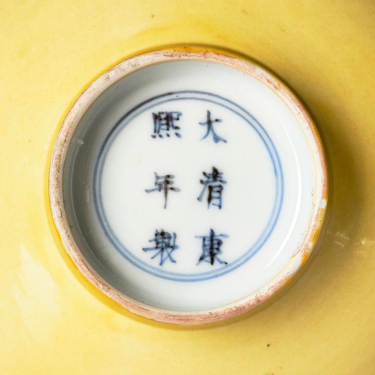 A fine yellow-glazed bowl Kangxi six-character mark and of the period (1662-1722).