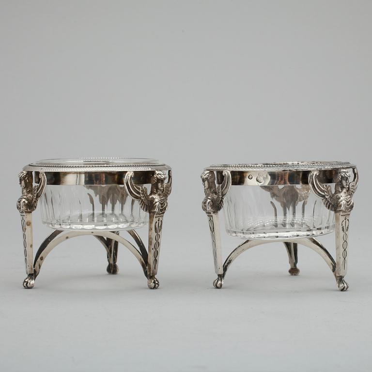 SALTKAR, ett par mycket snarlika, silver, empire, Paris 1800-talets första hälft. Silvervikt tot ca 177 gram.