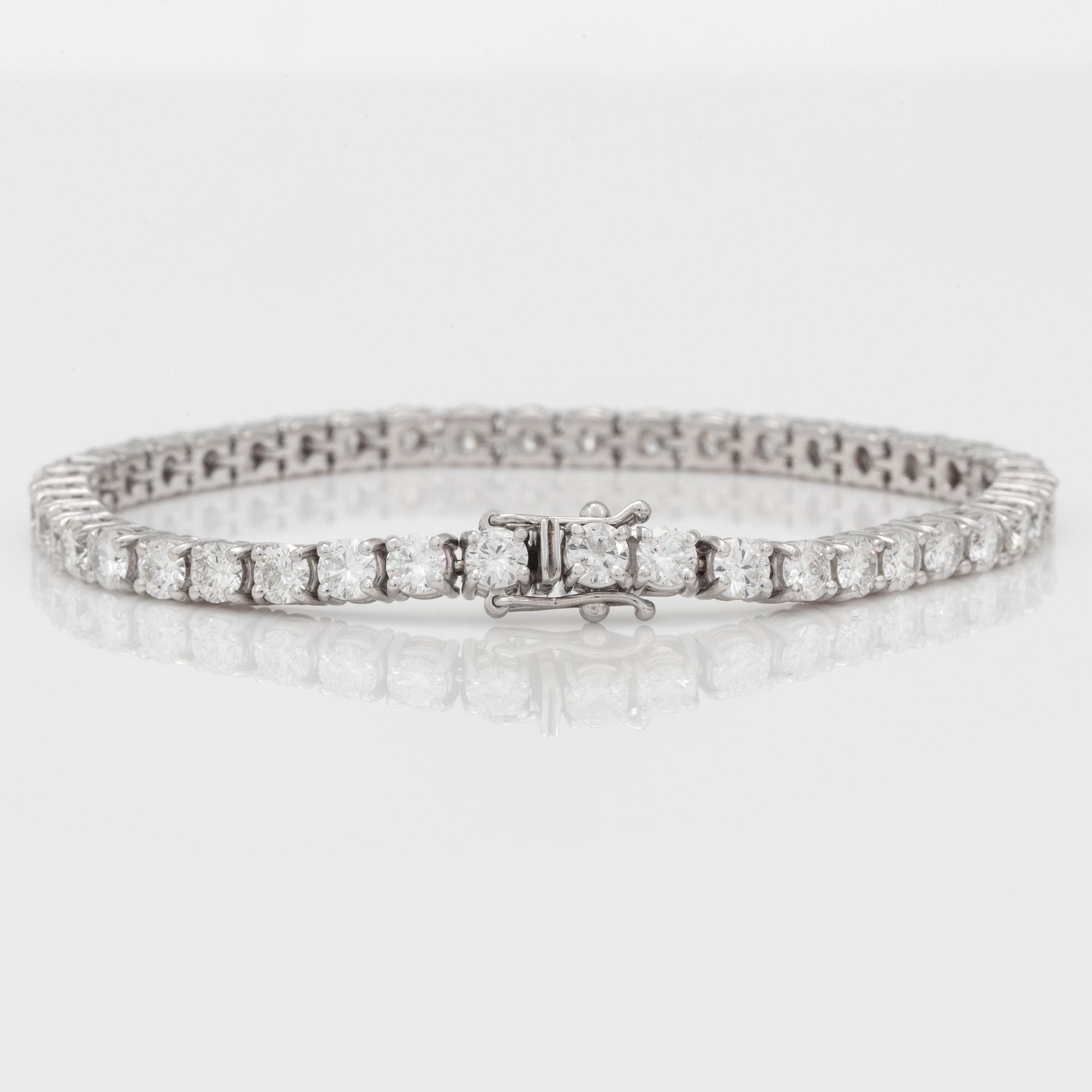 A 9.40 ct brilliant-cut diamond bracelet.