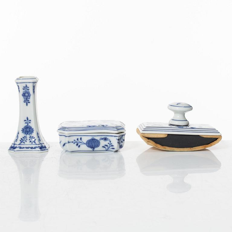 Meissen, a set of nineteen porcelain parts, 'Zwiebelmuster/Blue Onion', Germany.