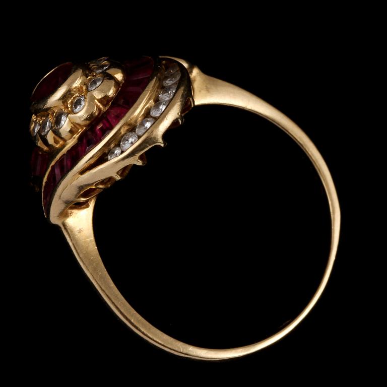 RING, 18k guld med 28 fasettslipade rubiner samt 27 briljantslipade diamanter, sekelskiftet 1900/2000-tal. Vikt 6 g.