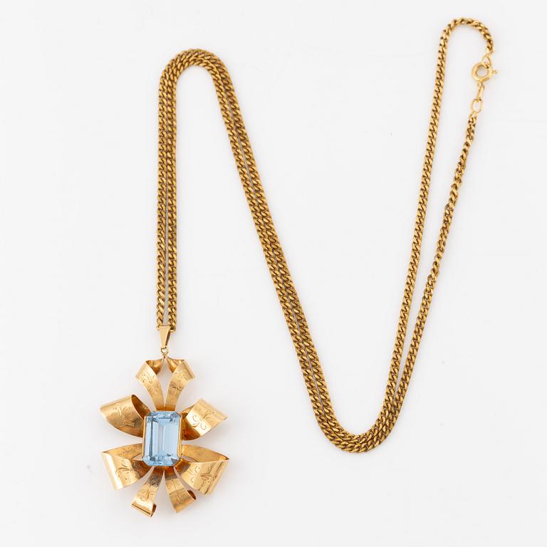 Pendant Stigbert 18K gold with blue stone, chain in yellow metal.