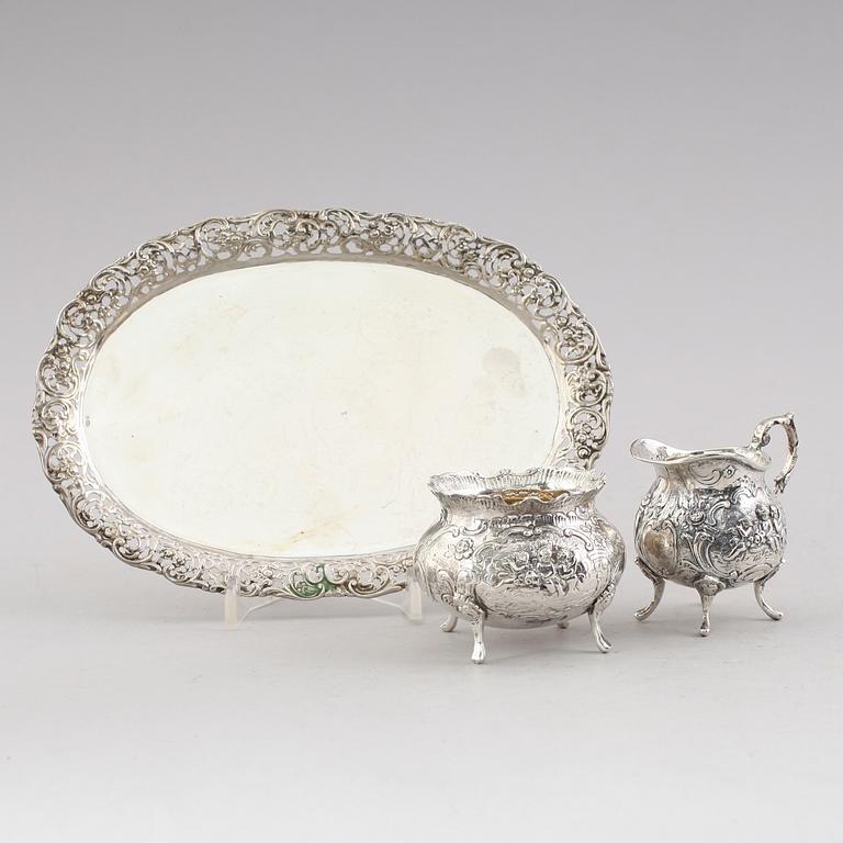 SOCKERSKÅL, GRÄDDKANNA SAMT BRICKA, snarlika, silver, svenska importstämplar, 1900-talets mitt. Vikt ca 318 gram.