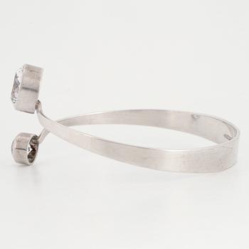 GERT THYSELL, a silver and synthetic white spinel bangle, Gussi, Malmö, 1973.