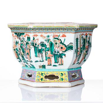 A large jardiniere, late Qing dynasty.