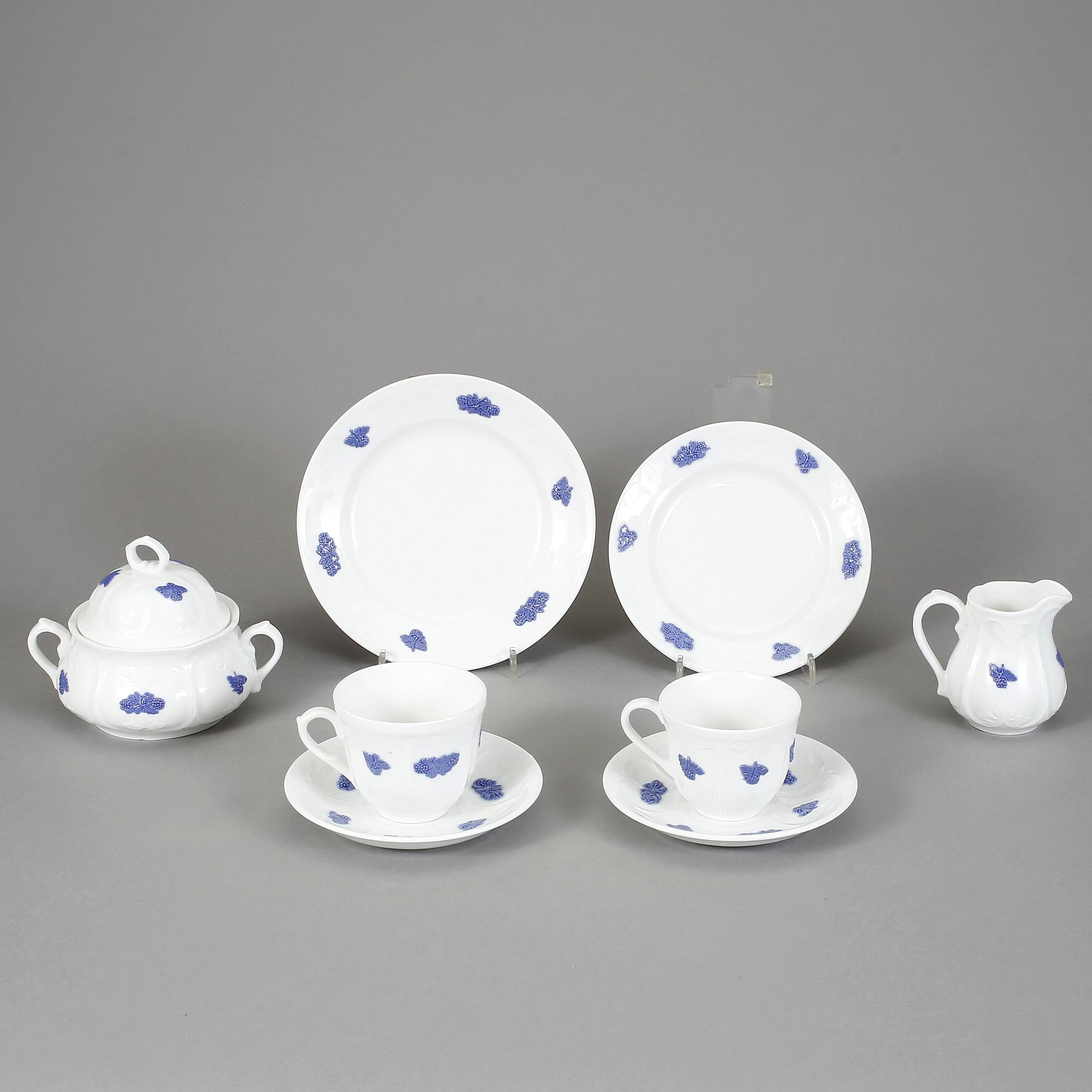 KAFFE samt TESERVIS, 60 delar, porslin, "Blå blom" Old Gustavsberg, 1900-tals mitt.