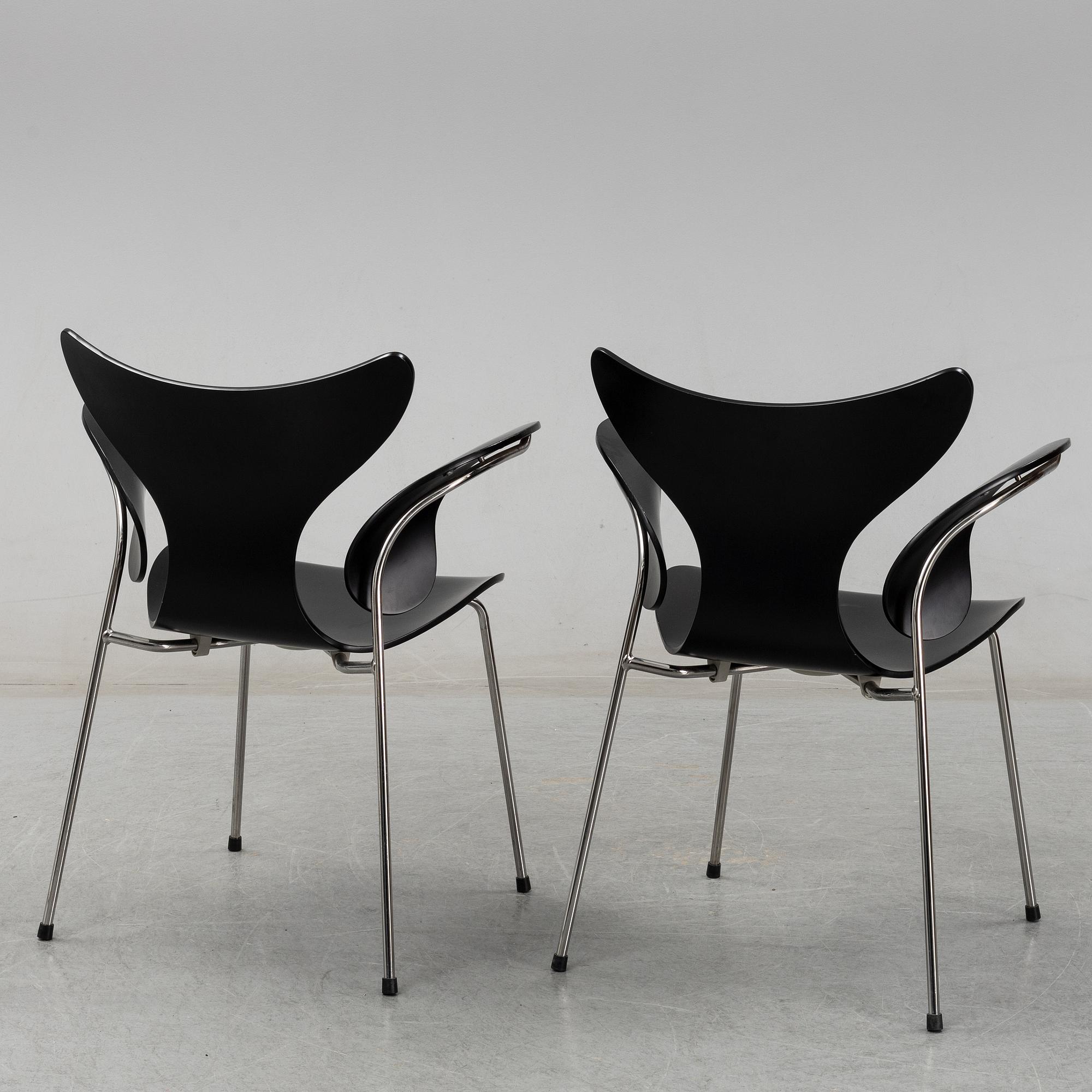 Arne Jacobsen, a pair 'Seagull' chairs, Fritz Hansen, Denmark, 2008.