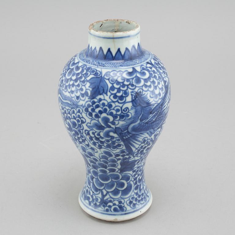 Serving dish and vase from China, Qing dynasty, 18th century.