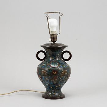 Urna, brons och cloisonne. Kina, omkring 1900.