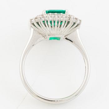 Ring, cocktail ring, 18K white gold with synthetic emerald and brilliant-cut diamonds.