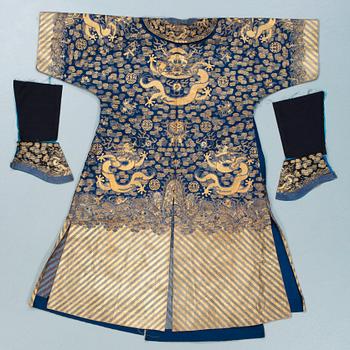 ROBE. Embroidered silk. Height 129 cm. China late Qing dynasty.