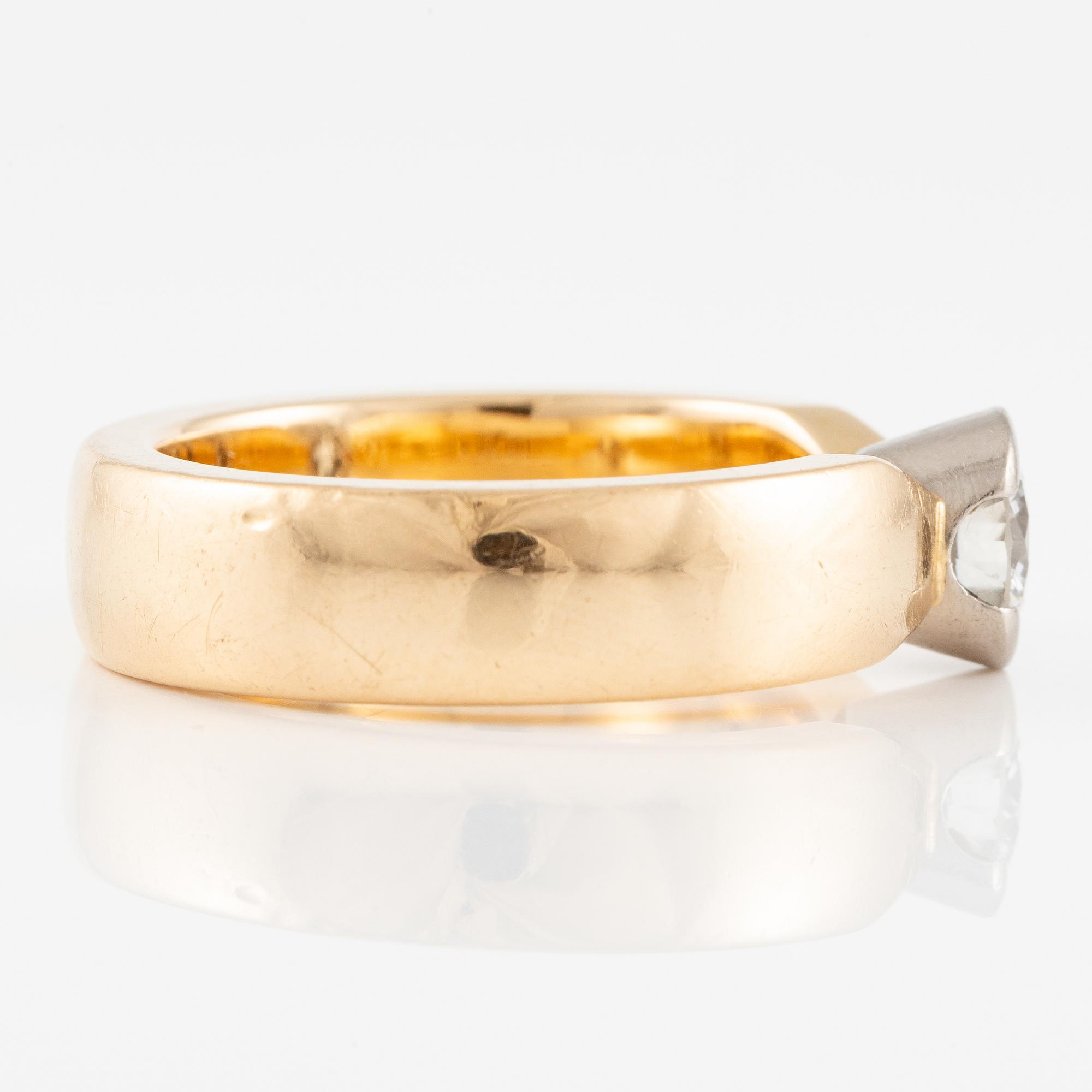 Ring 18K gold with a round brilliant-cut diamond.