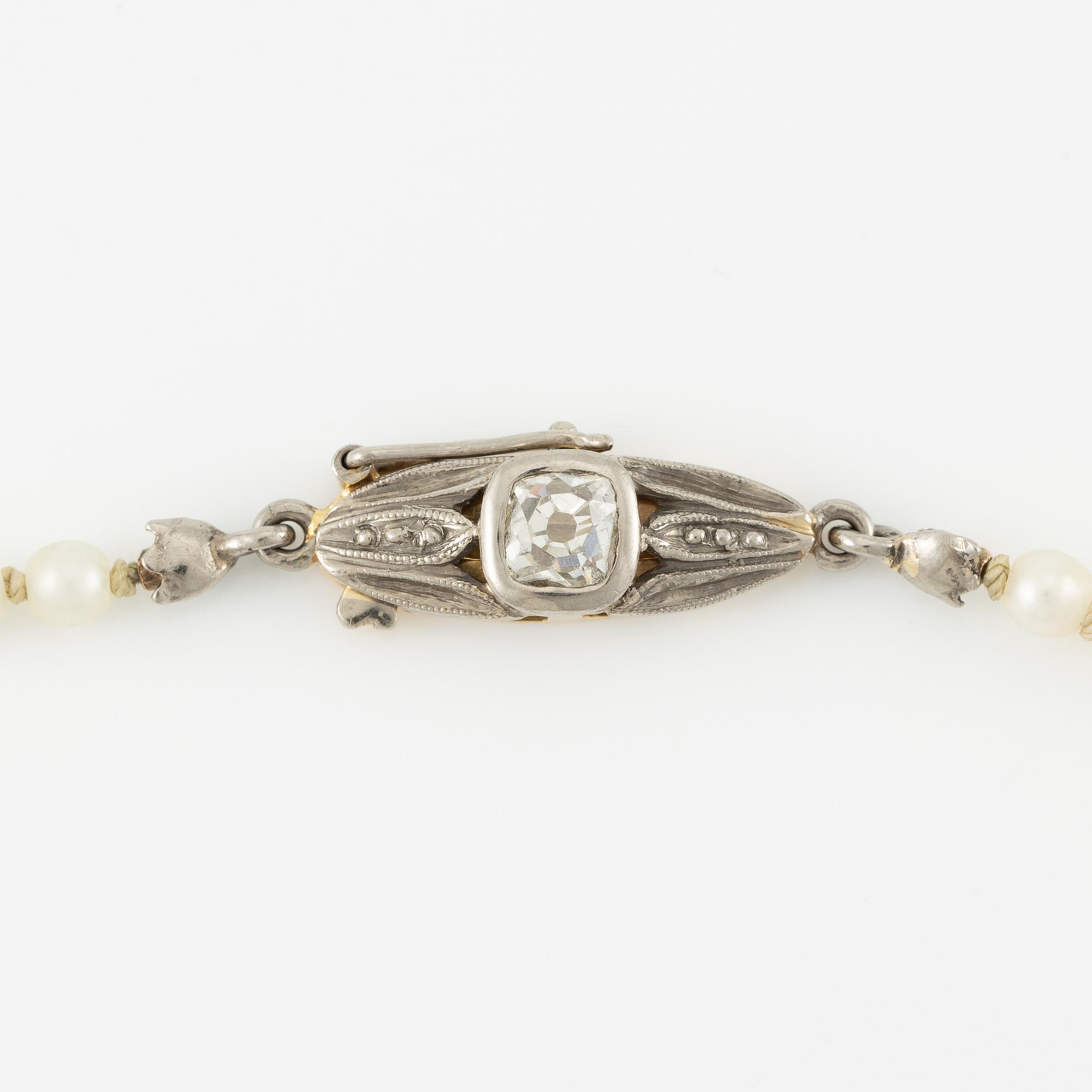 Necklace of cultured pearls with an old-cut diamond clasp in 18K gold.