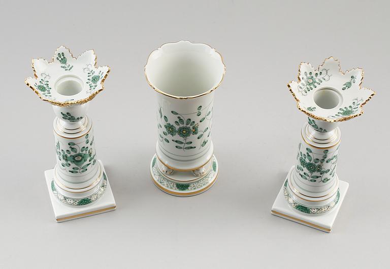 VAS SAMT LJUSSTAKAR, 1 par, porslin, Meissen, 1900-talets andra hälft.