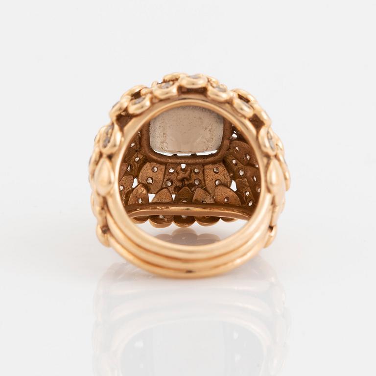 An 18K gold and smoky quartz ring set with round brilliant-cut diamonds.