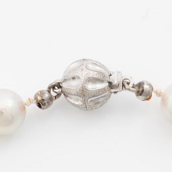 Bracelet, cultured pearls, silver clasp.