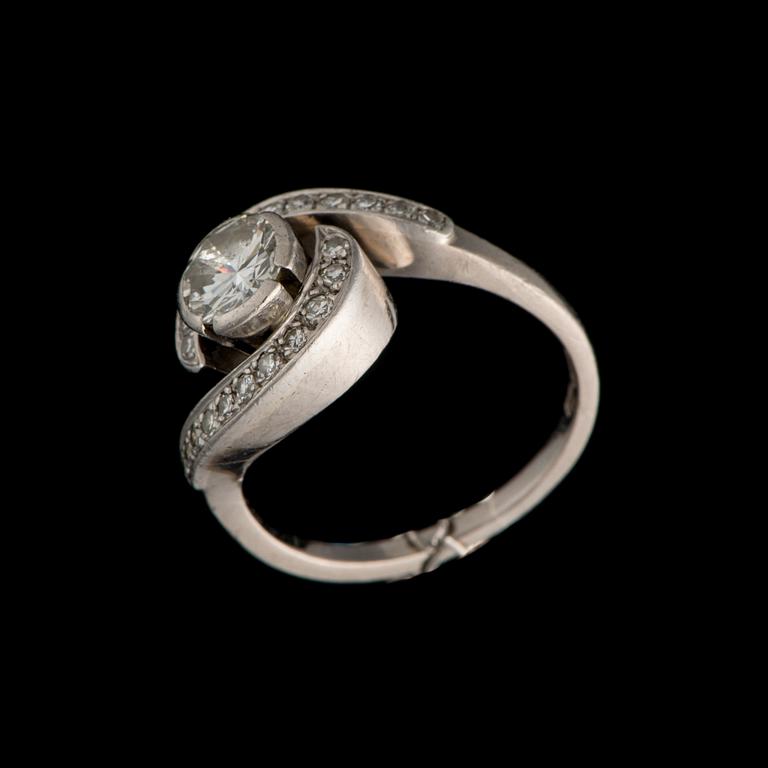 A RING, 18K white gold, brilliant cut diamond. A. Tillander, Helsinki 1966. Weight c. 5.1 g.