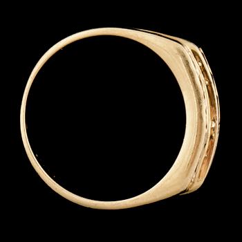 RING, 18k guld med rubiner och briljantslipade diamanter. Vikt 3,2g.