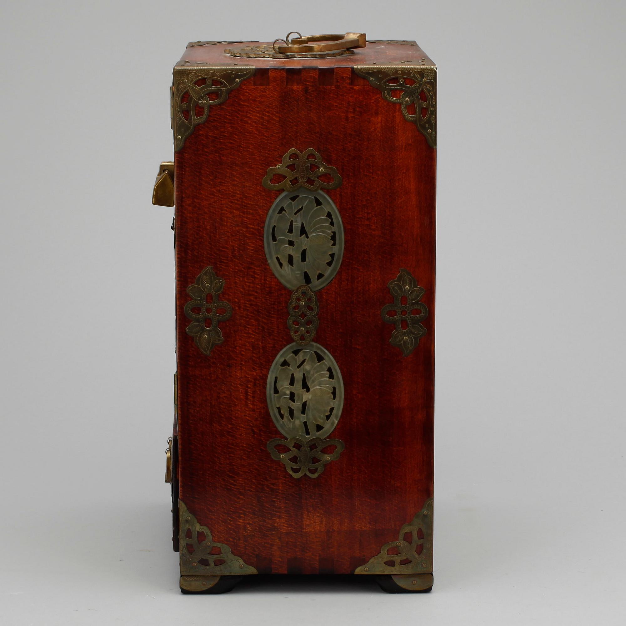 SMYCKESKRIN/MINIATYRSKÅP, trä, Kina, 1900-talets mitt/andra hälft.