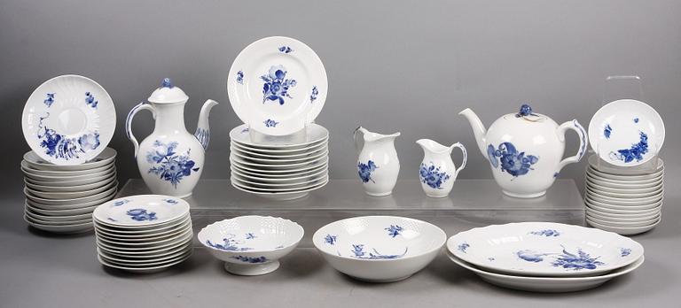 TE OCH KAFFESERVIS, 59 delar, porslin "Blå blomst" Kunglig Dansk.