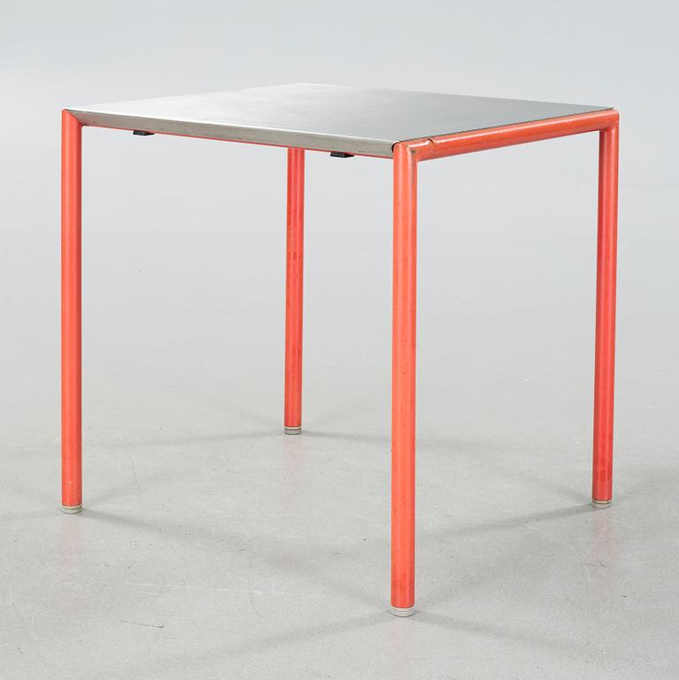 A "Café" table, by Pelikan design (Niels Gammelgaard & Lars Mathiesen) for Fritz Hansen, 1990.